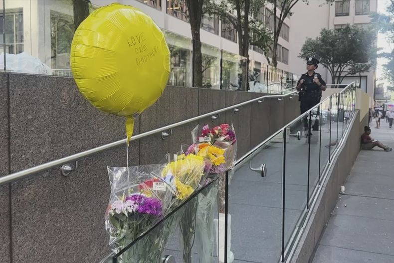 Un memorial en honor a las víctimas del tiroteo en una torre de oficinas en Nueva York, el 29 de julio del 2025. (AP foto/Ted Shaffrey)