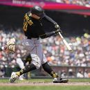 Bryan Reynolds, de los Piratas de Pittsburgh, batea un sencillo para empujar dos carreras en el duelo del miércoles 31 de mayo de 2023, ante los Gigantes de San Francisco (AP Foto/Tony Avelar)