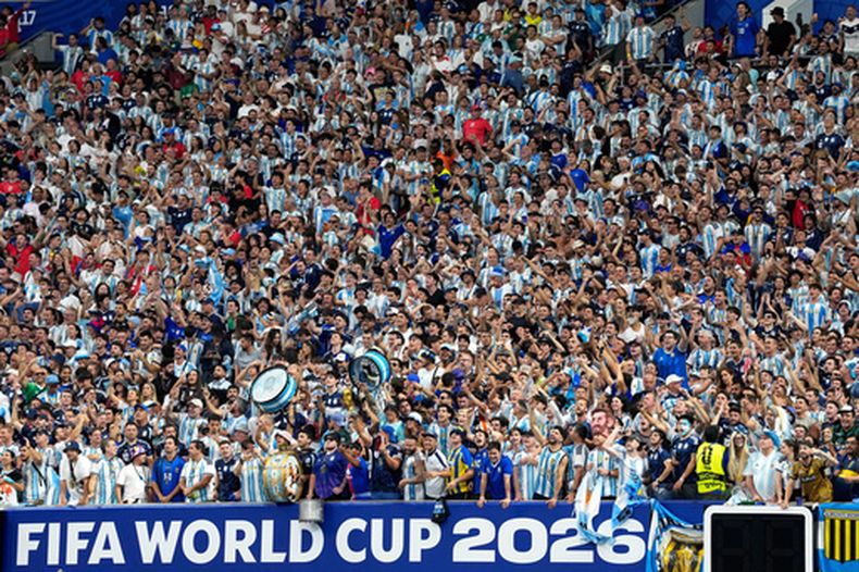 Hinchas argentinos alientan a su selección durante la semifinal mundialista ante Inglaterra en Atlanta, el miércoles 15 de julio de 2026 (AP Foto/Rebecca Blackwell)