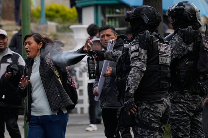Un agente de policía rocía gas pimienta a una maestra durante una protesta antigubernamental frente al Ministerio de Educación en La Paz, Bolivia, el martes 20 de octubre de 2026. (Foto AP/Juan Karita)
