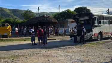 accidente masivo entre un omnibus y un camion en santiago de cuba deja 62 heridos entre ellos ninos