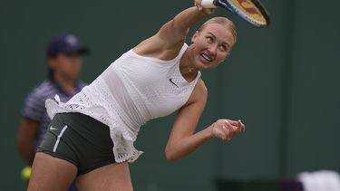 Anastasia Potapova, de Rusia, saca frente a Mirra Andreeva durante el partido de individuales de la rama femenina, en el día 7 de actividad del torneo de tenis de Wimbledon, en Londres, el domingo 9 de julio de 2023. (AP Foto/Alberto Pezzali)
