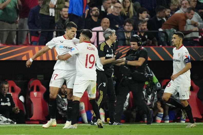 Erik Lamela (izquierda) celebra tras marcar el segundo gol del Sevilla en la victoria 2-1 ante Juventus en las semifinales de la Liga Europa, el jueves 18 de mayo de 2023, en Sevilla.. (AP Foto/José Bretón)