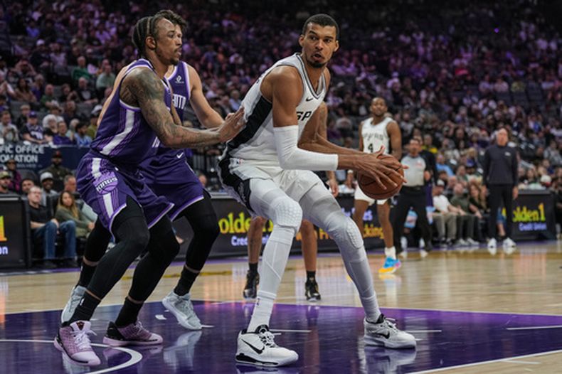 El alero de los Spurs de San Antonio Victor Wembanyama controla el balón en el encuentro ante los Kings de Sacramento el martes 17 de marzo del 2026. (AP Foto/Justine Willard)