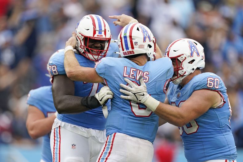 El quarterback de los Titans de Tennessee Will Levis (8) celebra con los tackles ofensivos Nicholas Petit-Frere (78) y Daniel Brunskill (60) luego de concretar un pase de touchdown ante los Falcons de Atlanta durante la segunda mimtad del juego en Nasvhville, Tennessee, domingo 29 de octubre de 2023. (AP Foto/George Walker IV)