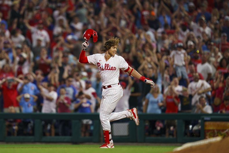 Alec Bohm de los Filis de Filadelfia celebra tras remolcar a Bryson Stott con la carrera ganadora ante los Orioles de Baltimore en el noveno episodio del juego en Fildadelfia. Martes 25 de julio de 2023. (AP Foto/Chris Szagola)