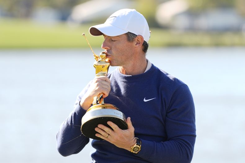 Rory McIlroy besa el trofeo tras ganar un desempate en el torneo Players Championship, el lunes 17 de marzo de 2025, en Ponte Vedra Beach, Florida. (AP Foto/Julia Demaree Nikhinson)
