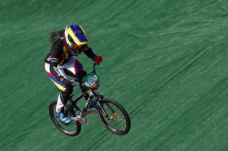 ARCHIVO - La colombiana Mariana Pajón compite en la final de BMX de los Juegos Olimpicos de 2016 en Río de Janeiro (AP Foto/Patrick Semansky, archivo)