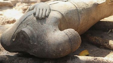 Esta imagen de febrero de 2025, facilitada por la Autoridad Nacional Apsara, muestra una estatua sin cabeza excavada por arqueólogos en el complejo de templos de Angkor, en la provincia camboyana de Siem Reap. (Apsara National Authority via AP)
