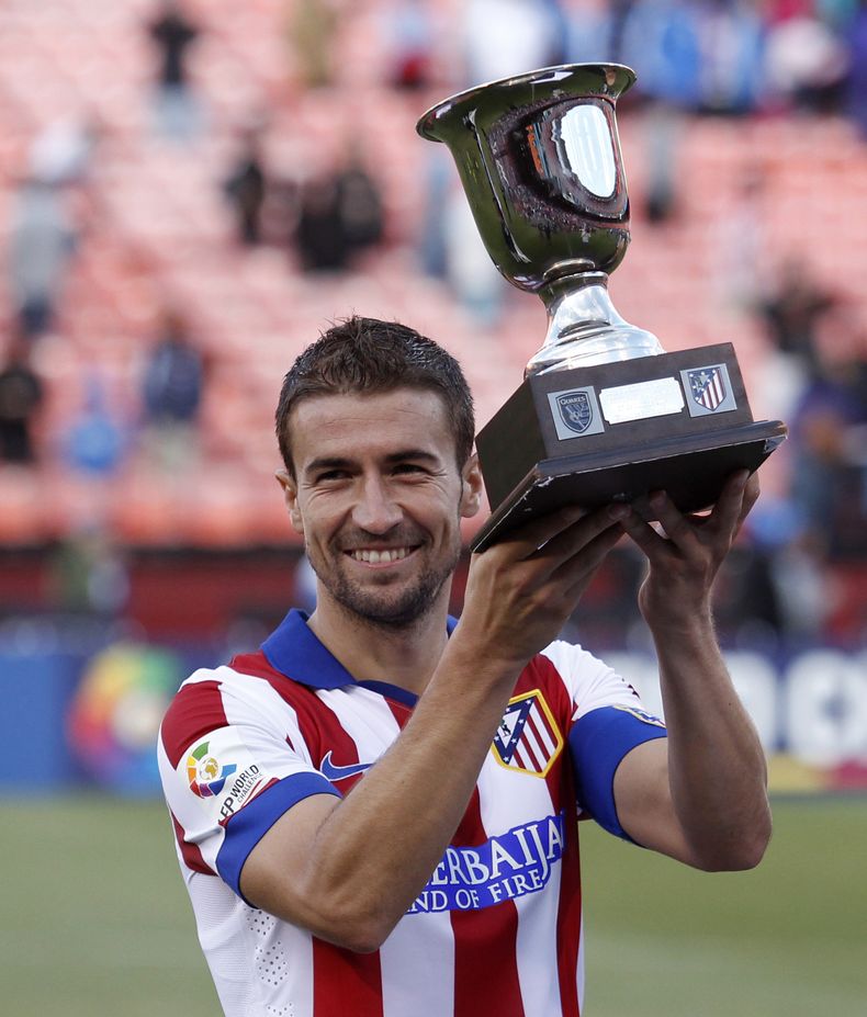 Gabi posa con el trofeo ganado por Atl&eacute;tico de Madrid al derrotar por penales al San Jos&eacute; Earthquakes el 27 de julio del 2014 en San Francisco. (AP Photo/Beck Diefenbach)