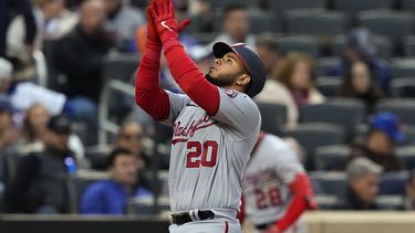El cátcher de los Nacionales de Washington Keibert Ruíz hace un gesto tras conectar un jonrón frente a los Mets de Nueva York en la segunda entrada en el juego del martes 25 de abril del 2023. (AP Foto/Frank Franklin II)