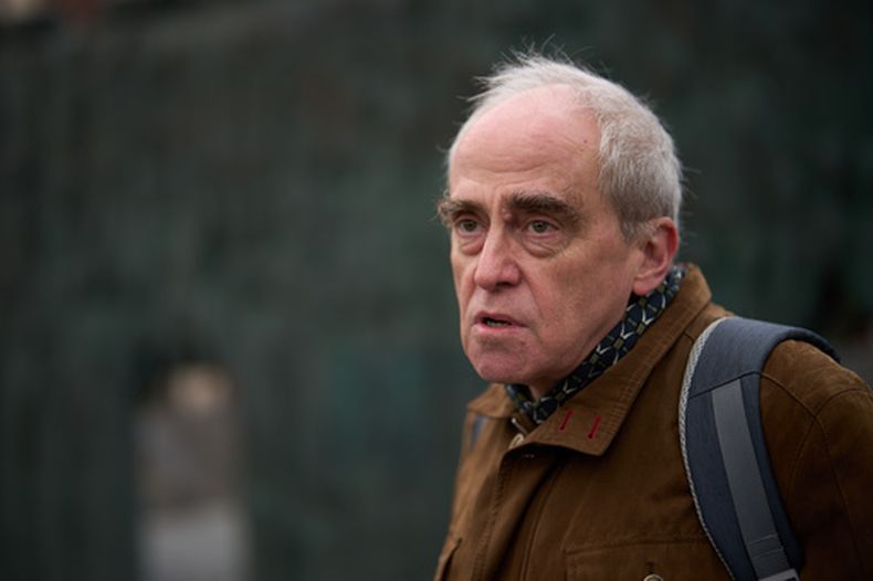 Jan Raczynski, presidente de la entidad Memorial Internacional, liquidada en Rusia en 2021, habla en entrevista con The Associated Press frente al Muro del Dolor, un monumento en honor de las víctimas de la represión soviética, en Moscú, el miércoles, 8 de abril de 2026. (AP Foto/Alexander Zemlianichenko)