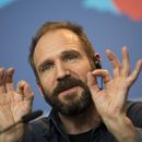 Ralph Fiennes regresa al Teatro Nacional británico