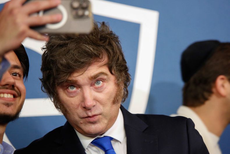 El presidente de Argentina, Javier Milei, posa junto a unos estudiantes y al presidente de la Universidad Yeshiva, el rabino Dr. Ari Berman, el lunes 9 de marzo de 2026 en Nueva York. (Foto AP/Kena Betancur)