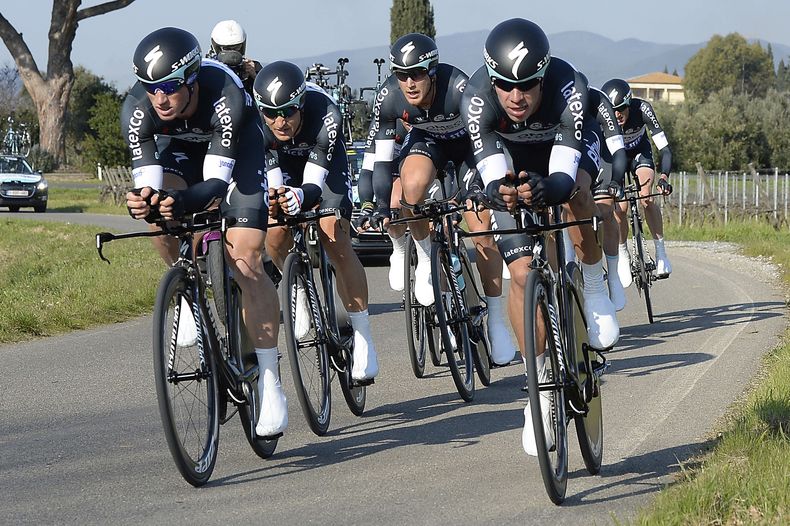 El colombiano Rigoberto Ur&aacute;n, derecha, encabeza al equipo Omega Pharma-Quick en la primera etapa de la carrera Tirreno Adri&aacute;tico el mi&eacute;rcoles, 12 de marzo de 2014, entre Donoratico y San Vincenzo, Italia. (AP Photo/Fabio Ferrari, Lapr