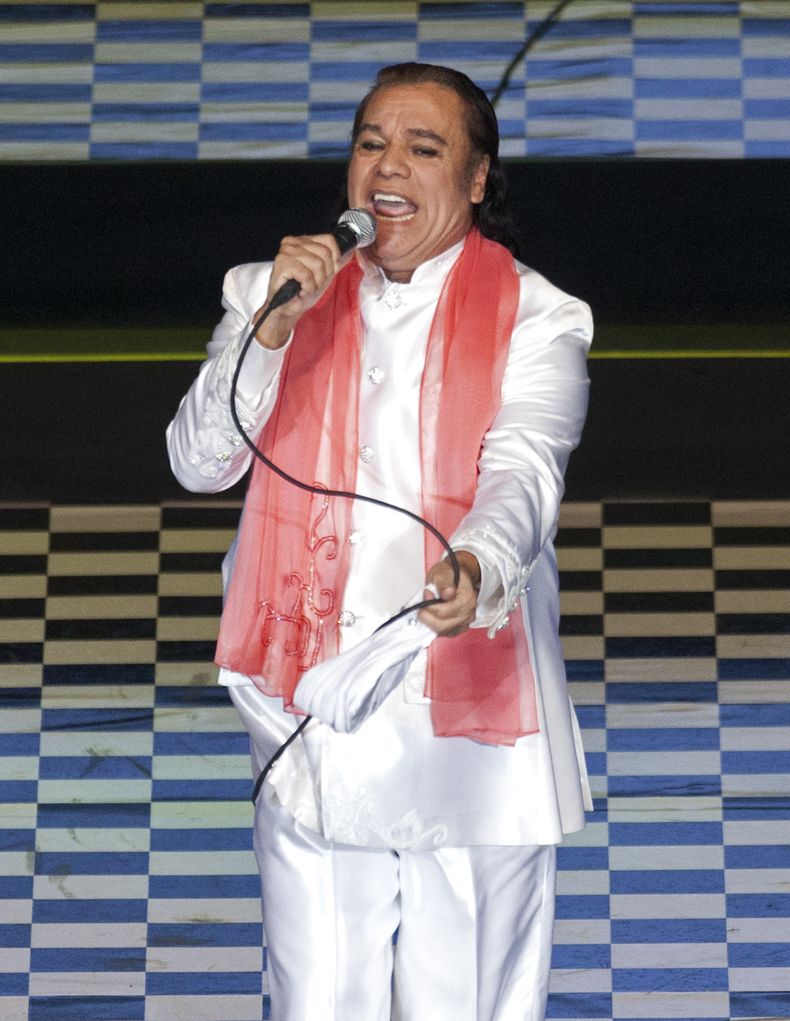 En esta foto del 14 de febrero del 2012, el cantante y compositor mexicano Juan Gabriel canta en el Auditorio Nacional, en la Ciudad de M&eacute;xico. Luego de tres semanas hospitalizado, Juan Gabriel recibi&oacute; el alta del hospital de Las Vegas donde