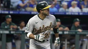 El dominicano Ramón Laureano, de los Atléticos de Oakland, recorre las bases al sacudir un jonrón en el juego del viernes 5 de mayo de 2023, ante los Reales de Kansas City (AP Foto/Ed Zurga)