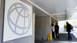 ARCHIVO - Personas se encuentran cerca de la entrada de la sede del Banco Mundial en Washington, el 5 de abril de 2021. (AP Foto/Andrew Harnik, archivo)