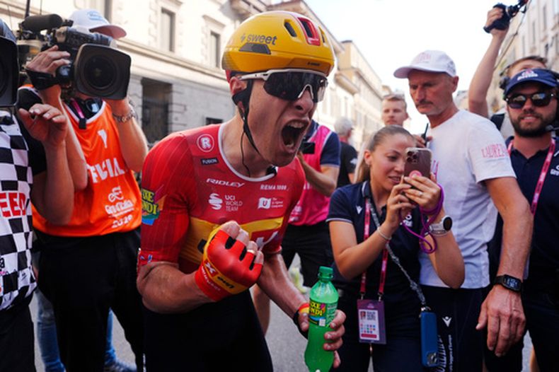 El noruego Fredrik Dversnes Lavik celebra al ganar la 15ma etapa del Giro de Italia entre Voghera y Milán el domingo 24 de mayo del 2026. (Fabio Ferrari/LaPresse via AP)