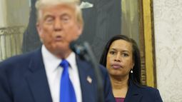 ARCHIVO – La alcaldesa del Distrito de Columbia, Muriel Bowser, escucha al presidente Donald Trump en un evento para anunciar que el draft de la NFL de 2027 se realizará en el National Mall, en la Oficina Oval de la Casa Blanca, el 5 de mayo de 2025, en Washington. (AP Foto/Alex Brandon, Archivo)