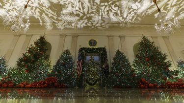 Melania Trump devela el decorado navideño en la Casa Blanca