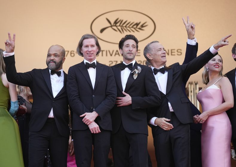 Jeffrey Wright, de izquierda a derecha, el director Wes Anderson, Adrien Brody, Tom Hanks y Scarlett Johansson posan al llegar al estreno de la película Asteroid City en la 76a edición del festival internacional de cine de Cannes, en el sur de Francia, el martes 23 de mayo de 2023. (Foto Scott Garfitt/Invision/AP)