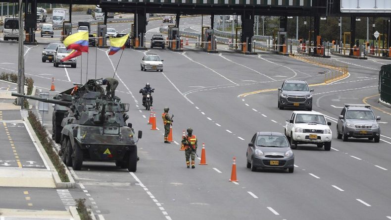 soldados-y-tanques-del-ejercito-vigilan-las-casetas-peaje-evitar-que-los-manifestantes-las-danen-las-afueras-bogota-colombia-el-martes-4-mayo-2021.jpeg