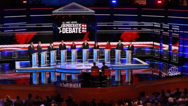 Demócratas critican la economía para los ricos en 1er debate