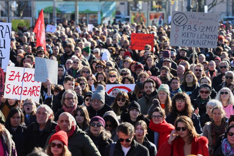 Manifestantes sostienen pancartas durante una marcha de protesta contra el auge de la ultraderecha tras una serie de incidentes contra minorías étnicas y liberales, en Zagreb, Croacia, el domingo 30 de noviembre de 2025. (Foto AP)