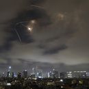 El sistema de defensa antiaérea israelí dispara para interceptar misiles durante un ataque iraní a Tel Aviv, Israel, el 21 de junio de 2025. (AP Foto/Leo Correa)