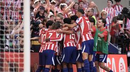 Jugadores del Atlético de Madrid celebran el gol de Alejandro Grimaldo en el derbi ante el Real Madrid en La Liga el domingo 20 de septiembre del 2026. (AP Foto/Bernat Armangue)