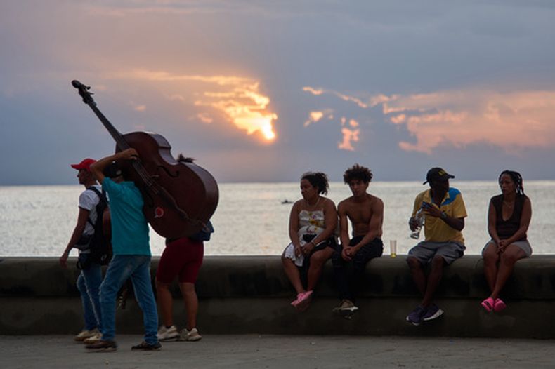 Personas pasan el tiempo sentadas en el muro del Malecón durante un apagón en La Habana, Cuba, el viernes 10 de julio de 2026. (Foto AP/Ramon Espinosa)