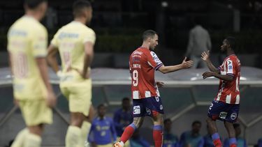 Leo Bonatini (centro), del Atlético San Luis, festeja con Vitinho, tras anotar ante el América en la vuelta de los cuartos de final de la Liga MX, el sábado 13 de mayo de 2023, en el Estadio Azteca (AP Foto/Eduardo Verdugo)