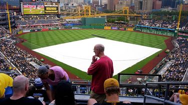 El campo del PNC Park se encuentra cubierto y el partido de béisbol entre los Piratas de Pittsburgh y los Cerveceros de Milwaukee ha sido cancelado debido a las tormentas en el área de Pittsburgh, el viernes 10 de julio de 2025. (Foto AP/Gene J. Puskar)