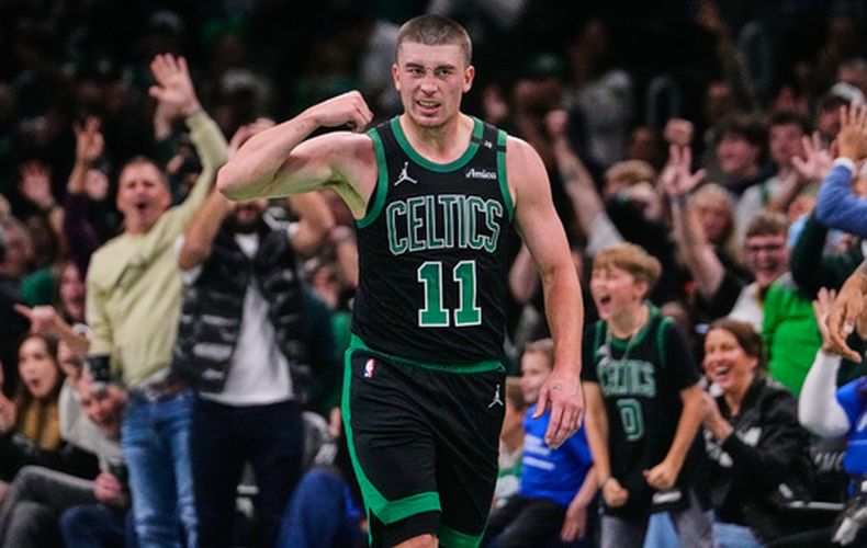 Payton Pritchard, de los Celtics de Boston, celebra después de encestar un triple frente a los Bulls de Chicago durante la primera mitad del juego de balocesto de la Copa NBA, el viernes 30 de octubre de 2026, en Boston. (AP Foto/Charles Krupa)