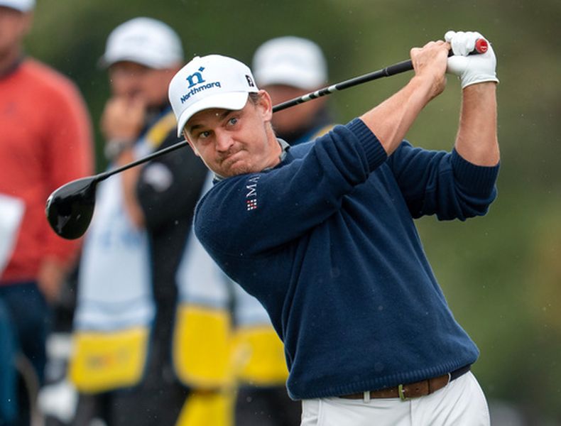 Bud Cauley, de los Estados Unidos, observa su tiro de salida en el hoyo dos durante la ronda final del torneo de golf del Abierto de Canadá en Caledon, Ontario, el domingo 14 de junio de 2026. (Frank Gunn/The Canadian Press vía AP)