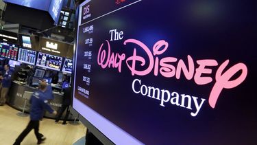 ARCHIVO - En esta fotografía de archivo del 8 de agosto de 2017, el logotipo de Walt Disney Co. aparece en una pantalla sobre el piso de la Bolsa de Valores de Nueva York. (Foto AP/Richard Drew, archivo)