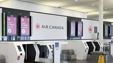 Un mostrador de equipaje de Air Canada luce vacío durante la huelga de sobrecargos de la aerolínea, el sábado 16 de agosto de 2025, en el Aeropuerto Internacional Montreal-Trudeau, en Montreal. (Graham Hughes/The Canadian Press vía AP)