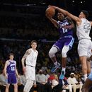 Lakers frenan mala racha con triunfo 120-101 ante Thunder