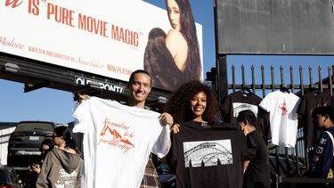 Van Tillian, izquierda y Kapri Matlock posan para una foto con camisetas que obtuvieron en un evento temporal de mercancía de la película Anora el sábado 9 de noviembre de 2024 en Los Ángeles. (AP Photo/Richard Vogel)
