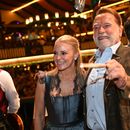Arnold Schwarzenegger y su pareja, Heather Milligan, en el escenario durante la 190ma edición del Oktoberfest, el viernes 26 de septiembre de 2025, en Múnich, Alemania. (Felix Hörhager/dpa vía AP)