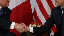 ARCHIVO - El presidente Donald Trump, izquierda, estrecha la mano de su homólogo francés Emmanuel Macron durante una reunión en la embajada de Estados Unidos, el 25 de mayo de 2017, en Bruselas. (AP Foto/Evan Vucci, archivo)
