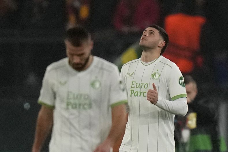 El delantero mexicano Santiago Giménez (derecha) del Feyenoord durante el partido contra la Roma en la Liga Europa, el jueves 22 de febrero de 2024. (AP Foto/Alessandra Tarantino)