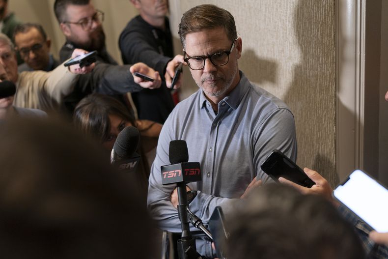 Ross Atkins, gerente general de los Azulejos de Toronto, responde a preguntas durante una conferencia de prensa durante la reunión de invierno del Béisbol de Grandes Ligas, el martes 5 de diciembre de 2023, en Nashville, Tennessee. (AP Foto/George Walker IV)