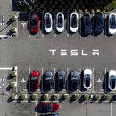 ARCHIVO - Vehículos de Tesla en un estacionamiento en la fábrica de la compañía en Fremont, California, el 18 de septiembre de 2023. (AP Foto/Noah Berger, Archivo)