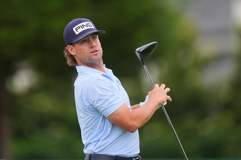 Taylor Moore observa su tiro de salida hacia el hoyo 8 en la primera ronda del Byron Nelson en McKinney, Texas, el jueves 21 de mayo de 2026 (AP Foto/LM Otero)