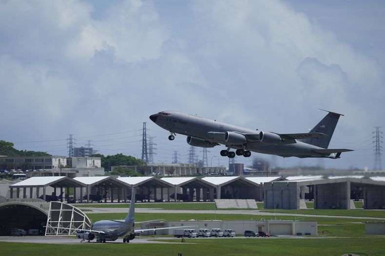 ARCHIVO – Un avión cisterna de reabastecimiento KC-135 Stratotanker de la Fuerza Aérea estadounidense despega de la Base Aérea de Kadena, en la Ciudad de Kadena, en el oeste de Okinawa, sur de Japón, el miércoles 30 de agosto de 2023. (AP Foto/Hiro Komae, Archivo)