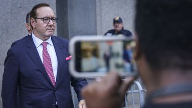 ARCHIVO - El actor Kevin Spacey sale de la corte en Nueva York, el martes 11 de octubre de 2022. El actor galardonado con dos Premios de la Academia Kevin Spacey, cuya carrera estelar se vio afectada por acusaciones de agresión sexual, comenzó su juicio en Londres el 28 de junio de 2023, acusado de delitos sexuales contra cuatro hombres en Gran Bretaña. (Foto AP/Bebeto Matthews, archivo)