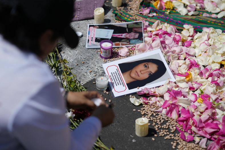 La foto de una persona desaparecida yace en un mandala creado por familias que protestaban para que el gobierno ayude a localizar a sus familiares desaparecidos en el Día Internacional de los Desaparecidos en la Ciudad de México, el viernes 30 de agosto de 2024. (AP Foto/Eduardo Verdugo)