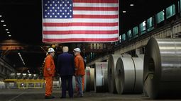 El presidente estadounidense Donald Trump habla con trabajadores en la fábrica Mon Valley Works-Irvin de U.S. Steel Corporation en West Mifflin, Pensilvania, el 30 de mayo del 2025. (AP foto/Julia Demaree Nikhinson)